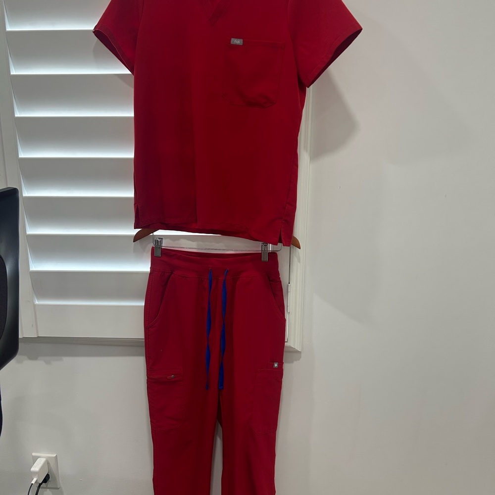 Figs limited edition, USA red 2025 Catarina scrub top and Yola pants